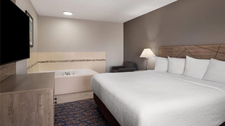 Baymont Inn & Suites Waukesha Suite