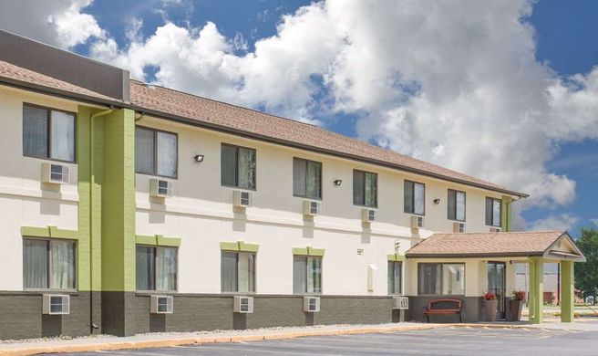 Baymont Inn & Suites Ames Exterior