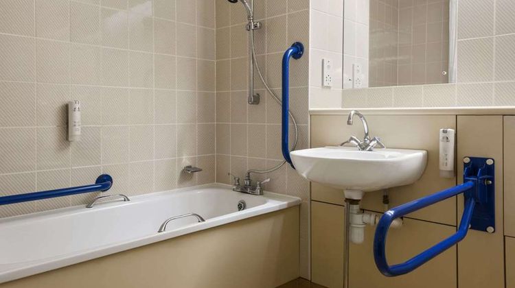 Days Inn Bradford M62 Room