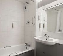 Days Inn Bradford M62 Room