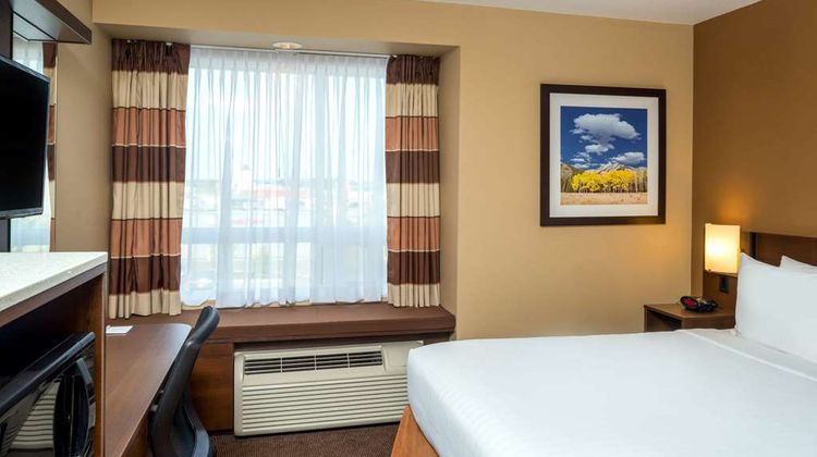 Microtel Inn & Suites Red Deer Room