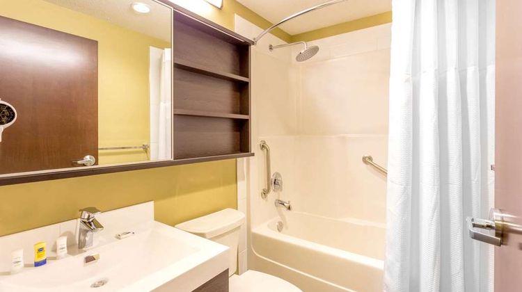 Microtel Inn & Suites Whitecourt Room