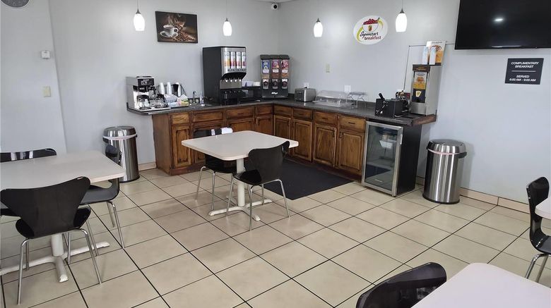 <b>Super 8 by Wyndham Yankton Restaurant</b>. Images powered by <a href="https://iceportal.shijigroup.com/" title="IcePortal" target="_blank">IcePortal</a>.
