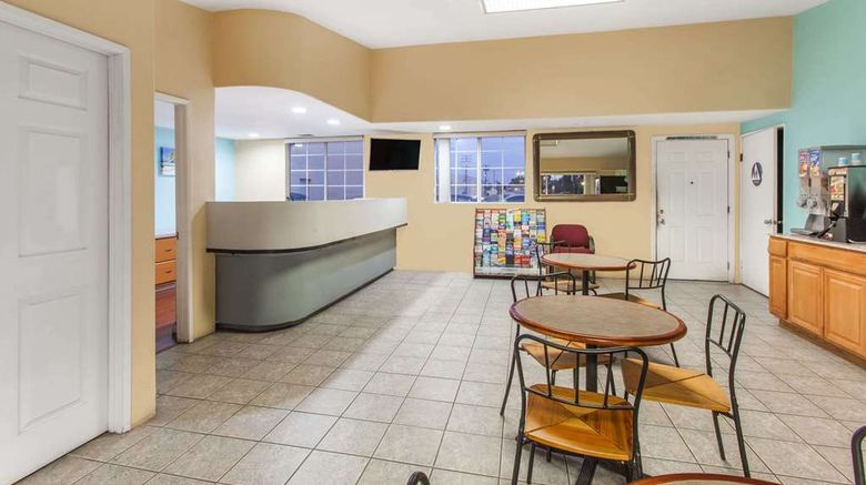 <b>Travelodge San Diego Seaworld Lobby</b>. Images powered by <a href="https://iceportal.shijigroup.com/" title="IcePortal" target="_blank">IcePortal</a>.