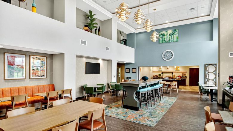 <b>Hampton Inn & Suites Chippewa Falls Lobby</b>. Images powered by <a href="https://iceportal.shijigroup.com/" title="IcePortal" target="_blank">IcePortal</a>.