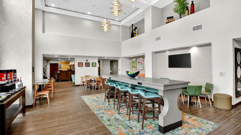 <b>Hampton Inn & Suites Chippewa Falls Lobby</b>. Images powered by <a href="https://iceportal.shijigroup.com/" title="IcePortal" target="_blank">IcePortal</a>.