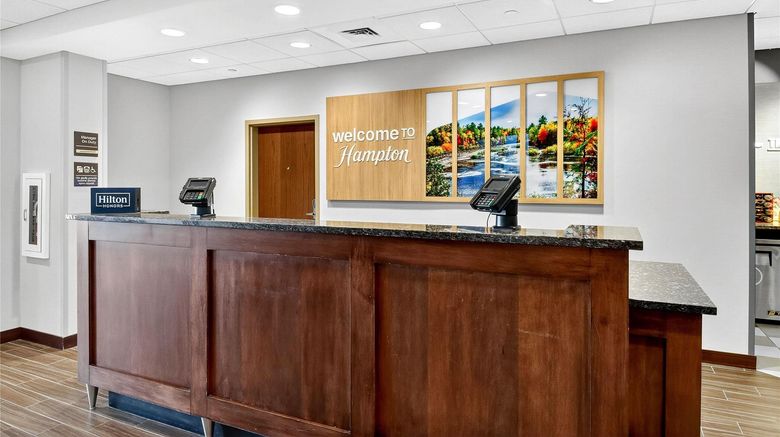 <b>Hampton Inn & Suites Chippewa Falls Lobby</b>. Images powered by <a href="https://iceportal.shijigroup.com/" title="IcePortal" target="_blank">IcePortal</a>.