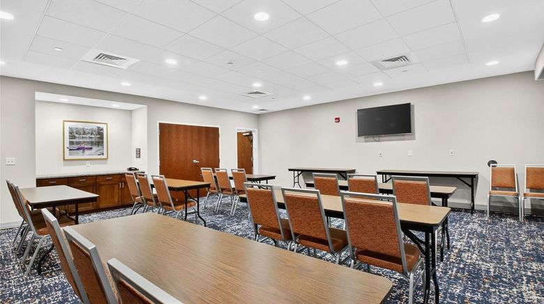 <b>Hampton Inn & Suites Chippewa Falls Meeting</b>. Images powered by <a href="https://iceportal.shijigroup.com/" title="IcePortal" target="_blank">IcePortal</a>.