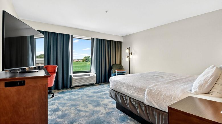 <b>Hampton Inn & Suites Chippewa Falls Room</b>. Images powered by <a href="https://iceportal.shijigroup.com/" title="IcePortal" target="_blank">IcePortal</a>.