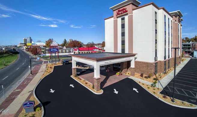 Hampton Inn & Suites Downtown Exterior
