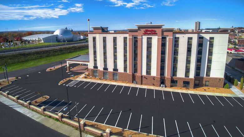 <b>Hampton Inn & Suites Downtown Exterior</b>. Images powered by <a href="https://iceportal.shijigroup.com/" title="IcePortal" target="_blank">IcePortal</a>.