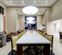 Hampton Inn & Suites Downtown Lobby