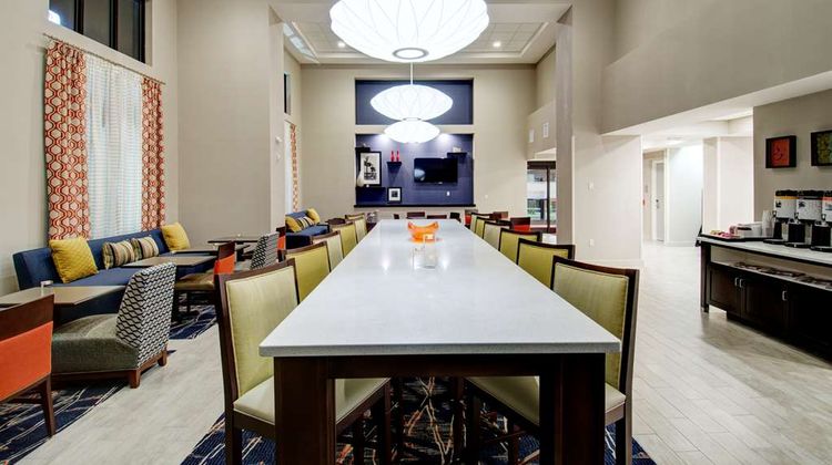 Hampton Inn & Suites Downtown Lobby
