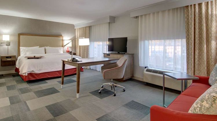 Hampton Inn & Suites Downtown Room