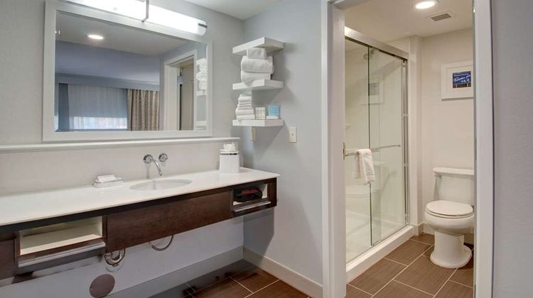 Hampton Inn & Suites Downtown Room
