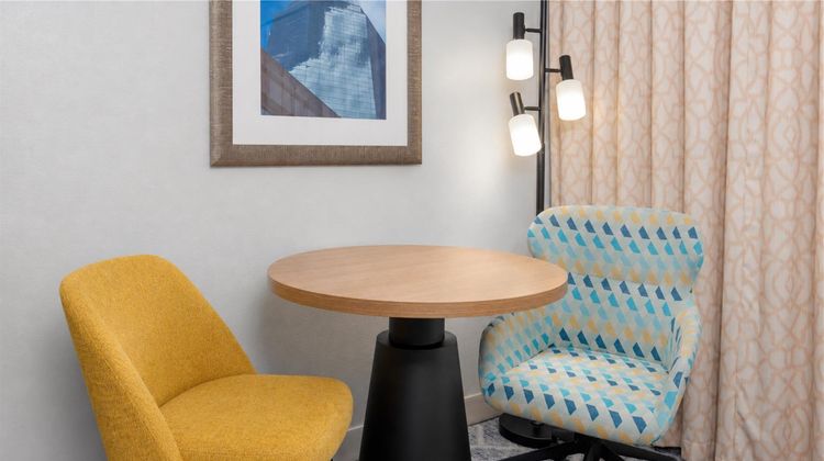 Hampton Inn & Suites Downtown Room