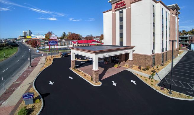 Hampton Inn & Suites Downtown Exterior