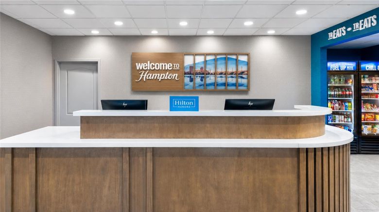 <b>Hampton Inn & Suites Downtown Lobby</b>. Images powered by <a href="https://iceportal.shijigroup.com/" title="IcePortal" target="_blank">IcePortal</a>.