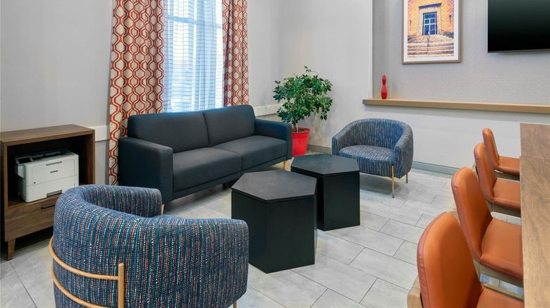 <b>Hampton Inn & Suites Downtown Lobby</b>. Images powered by <a href="https://iceportal.shijigroup.com/" title="IcePortal" target="_blank">IcePortal</a>.