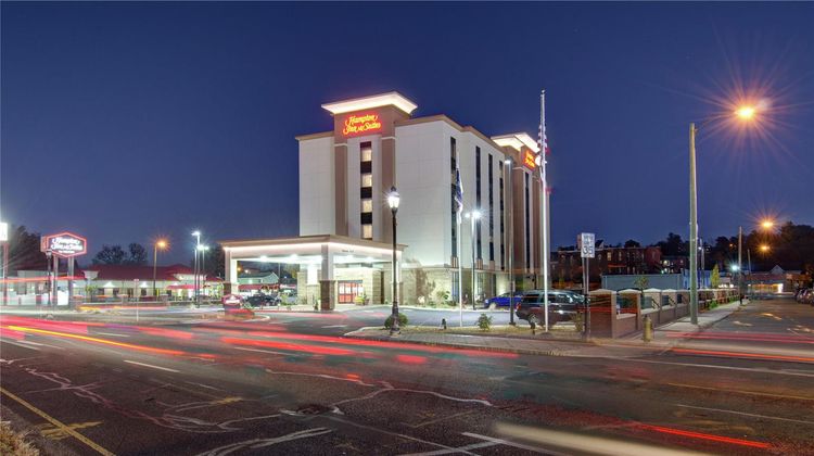 Hampton Inn & Suites Downtown Exterior