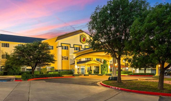 Super 8 by Wyndham Lubbock West Exterior