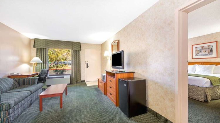 Days Inn & Suites Albuquerque North Room
