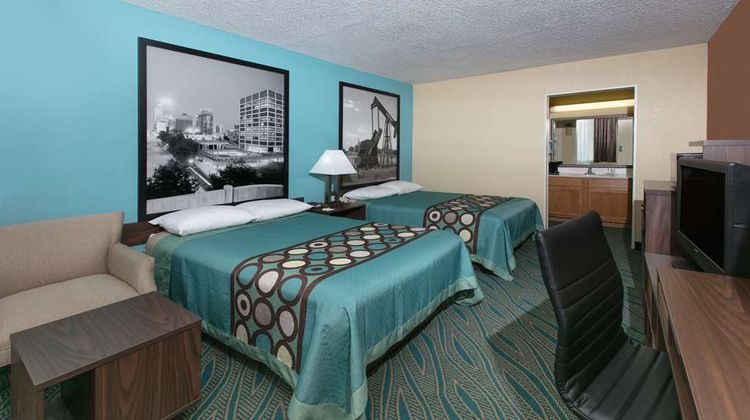 Super 8 Duncan Room