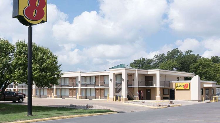 Super 8 Duncan Exterior