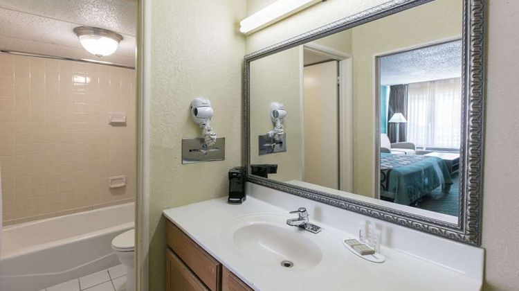 Super 8 Duncan Room