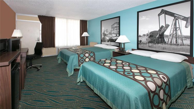 Super 8 Duncan Room