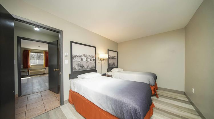 Super 8 Kingston Room