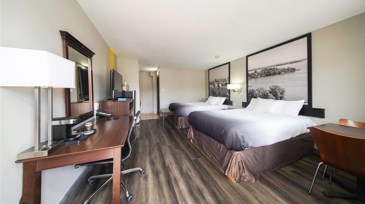 Super 8 Kingston Room