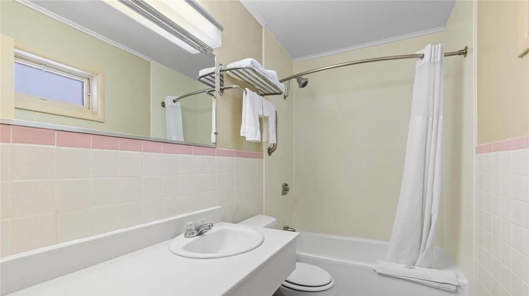 Travelodge By Wyndham Rapid City Room