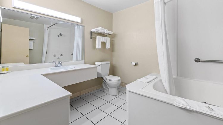Travelodge By Wyndham Rapid City Suite