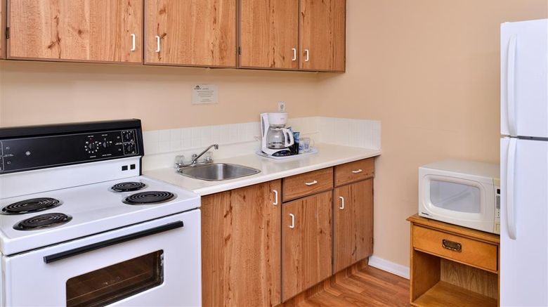 <b>Canadas Best Value Inn, Whitecourt Suite</b>. Images powered by <a href="https://iceportal.shijigroup.com/" title="IcePortal" target="_blank">IcePortal</a>.