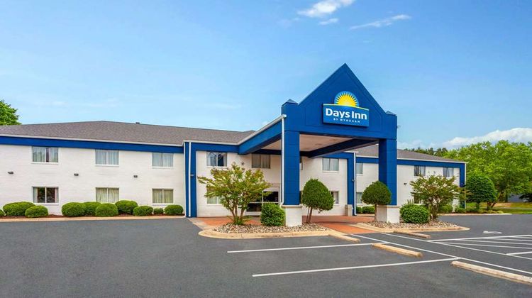 Days Inn & Suites Siler City Exterior