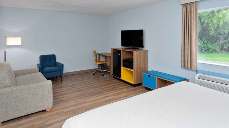 Days Inn & Suites Siler City Suite