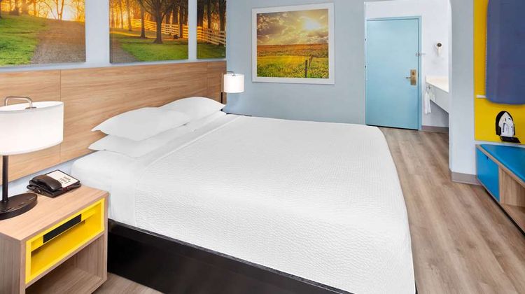 Days Inn & Suites Siler City Room