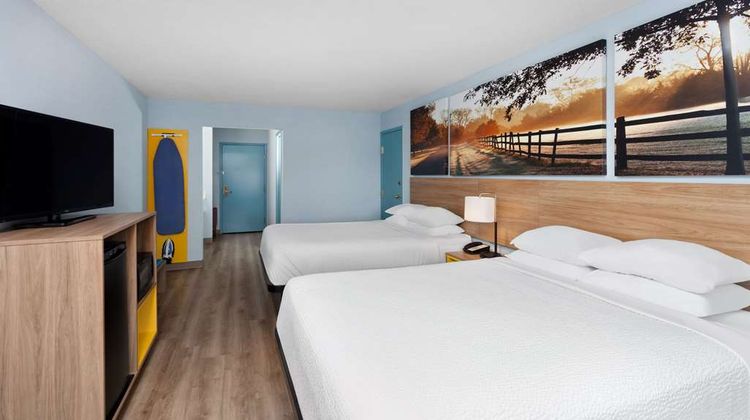 Days Inn & Suites Siler City Room