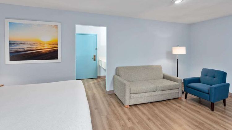 Days Inn & Suites Siler City Suite