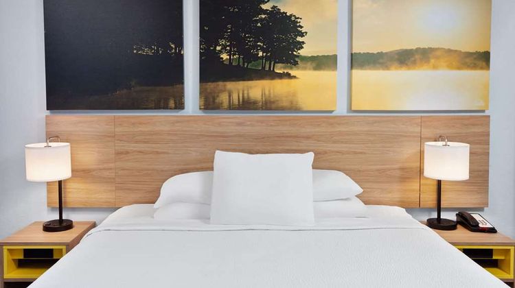 Days Inn & Suites Siler City Suite