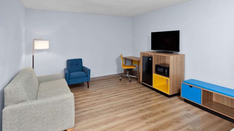 Days Inn & Suites Siler City Suite