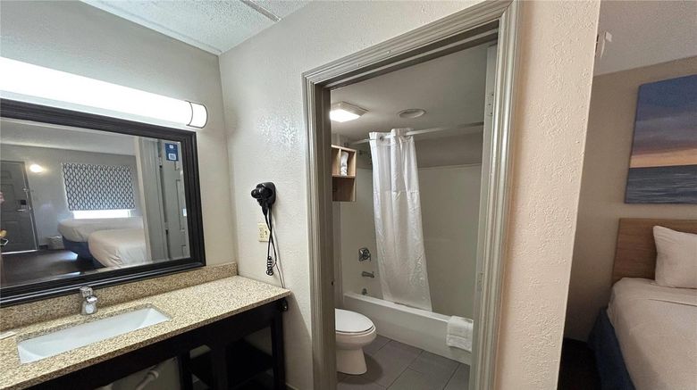 <b>Days Inn Room</b>. Images powered by <a href="https://iceportal.shijigroup.com/" title="IcePortal" target="_blank">IcePortal</a>.