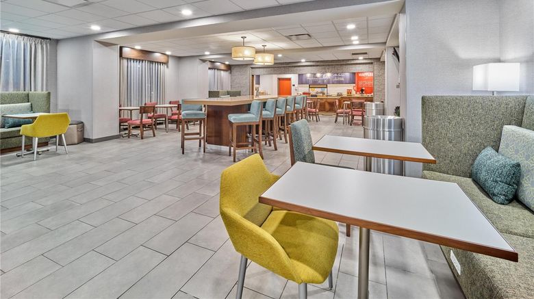 <b>Hampton Inn Omaha Midtown-Aksarben Area Lobby</b>. Images powered by <a href="https://iceportal.shijigroup.com/" title="IcePortal" target="_blank">IcePortal</a>.
