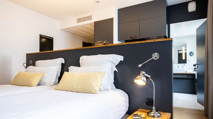 Best Western Plus Suitcase La Defense Room