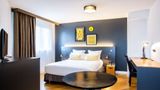 Best Western Plus Suitcase La Defense Suite