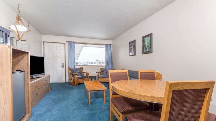 Knights Inn Boardman Suite