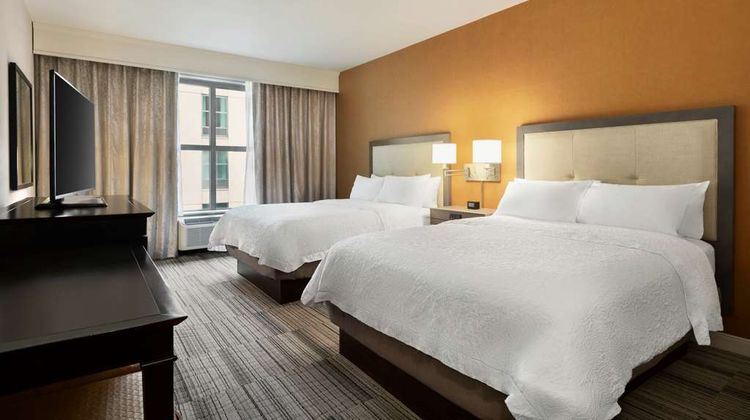 Hampton Inn & Suites Roanoke-Downtown Room