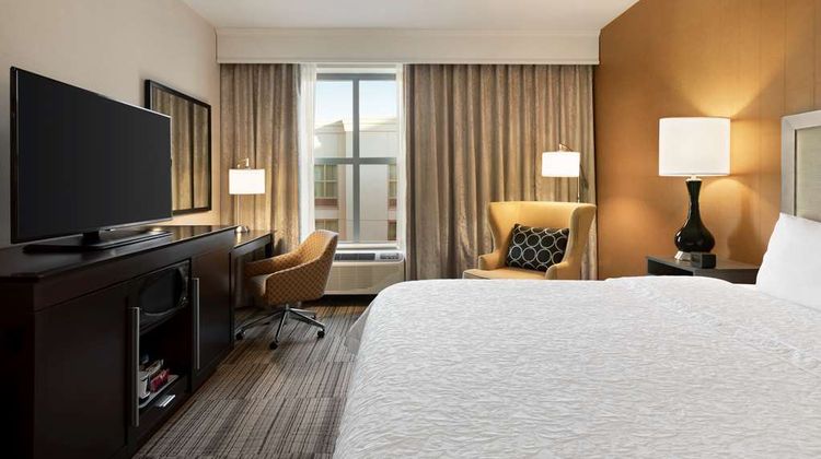 Hampton Inn & Suites Roanoke-Downtown Room