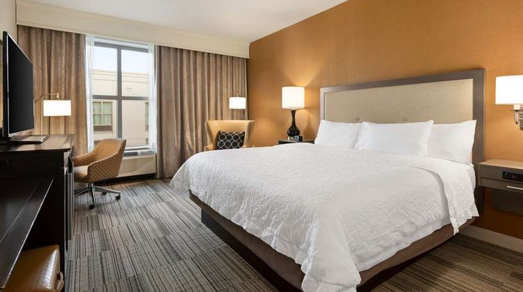 Hampton Inn & Suites Roanoke-Downtown Room